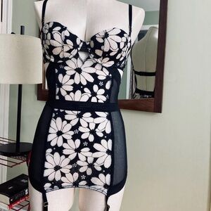 Victoria’s Secret Lingerie Garter Bustier Floral 34C
